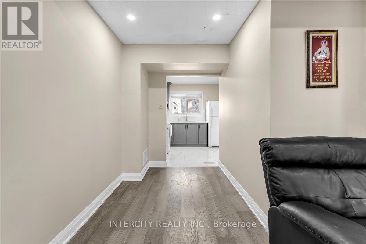6 Hedley Court, Brampton, Ontario  L6S 2B6 - Photo 11 - W12433412
