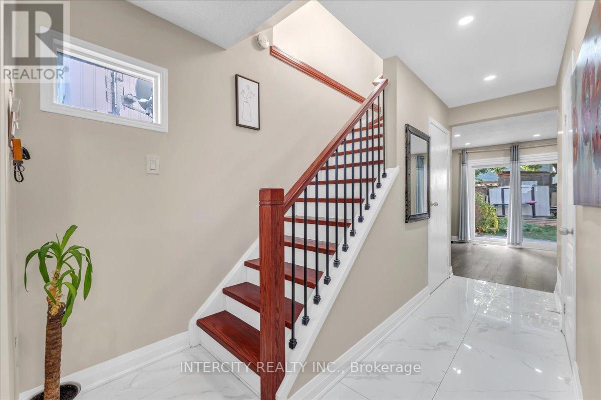 6 Hedley Court, Brampton, Ontario  L6S 2B6 - Photo 16 - W12433412