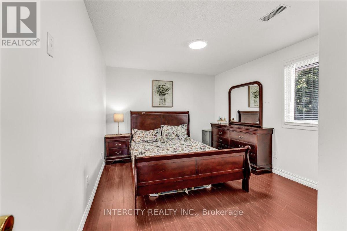 6 Hedley Court, Brampton, Ontario  L6S 2B6 - Photo 19 - W12433412