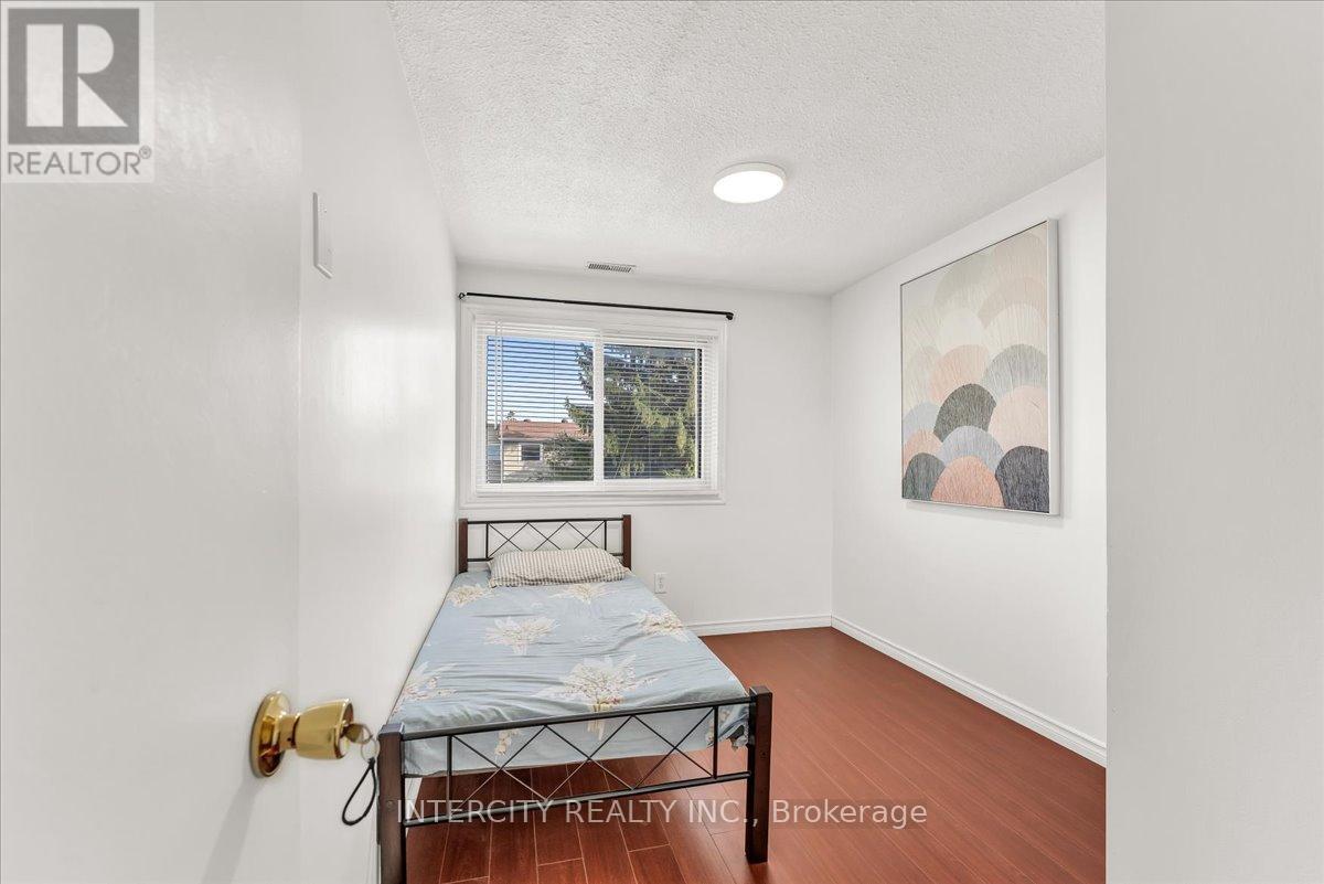 6 Hedley Court, Brampton, Ontario  L6S 2B6 - Photo 24 - W12433412