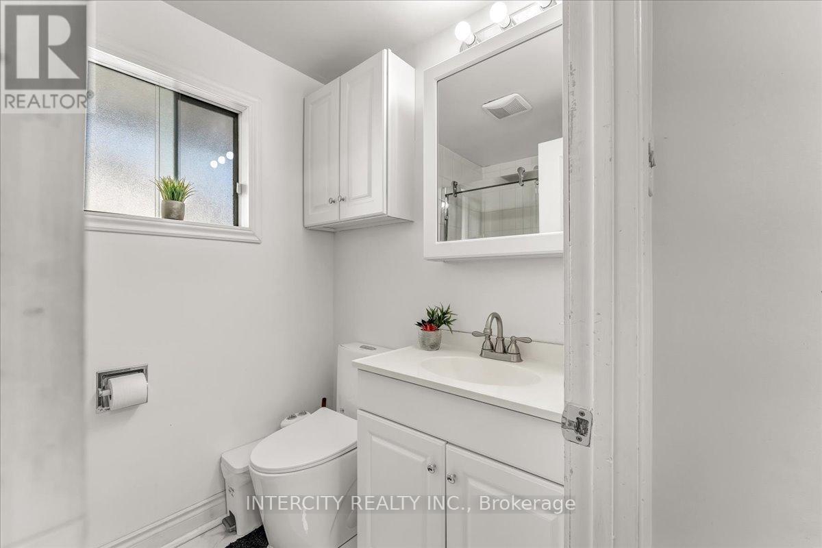 6 Hedley Court, Brampton, Ontario  L6S 2B6 - Photo 26 - W12433412