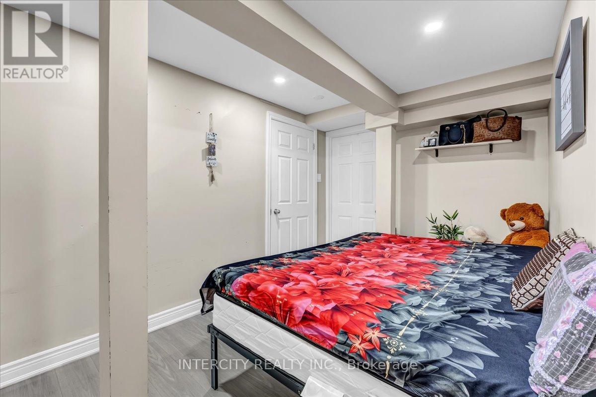 6 Hedley Court, Brampton, Ontario  L6S 2B6 - Photo 28 - W12433412
