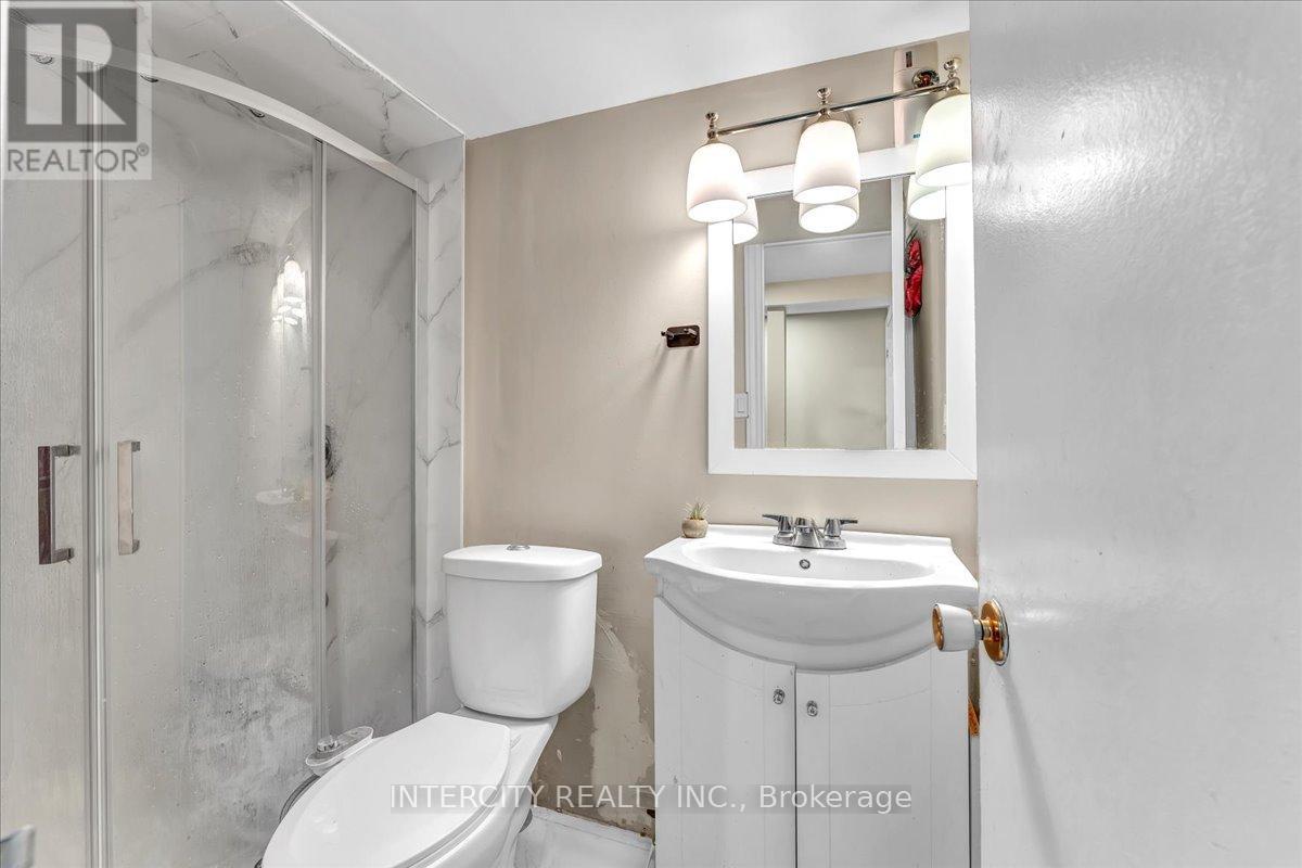 6 Hedley Court, Brampton, Ontario  L6S 2B6 - Photo 30 - W12433412