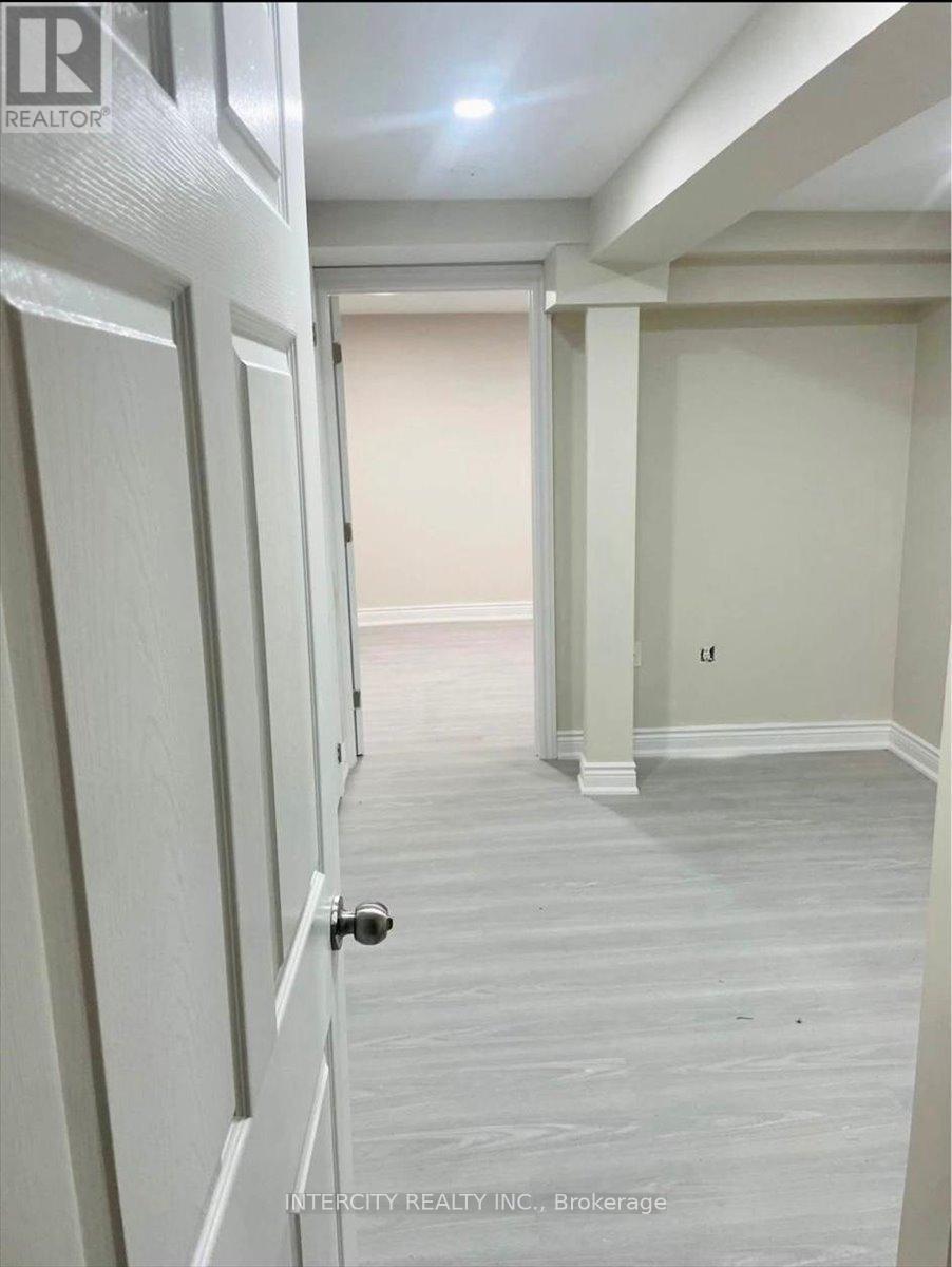 6 Hedley Court, Brampton, Ontario  L6S 2B6 - Photo 32 - W12433412