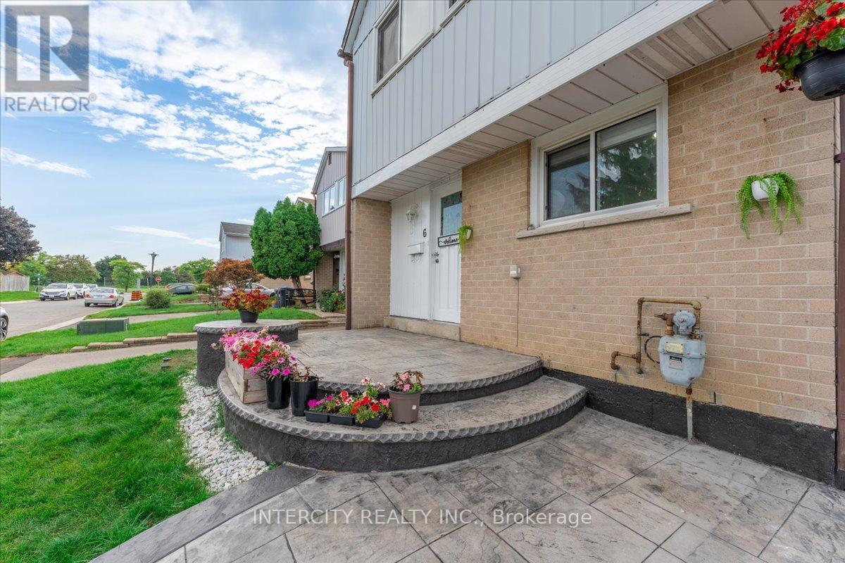 6 Hedley Court, Brampton, Ontario  L6S 2B6 - Photo 5 - W12433412