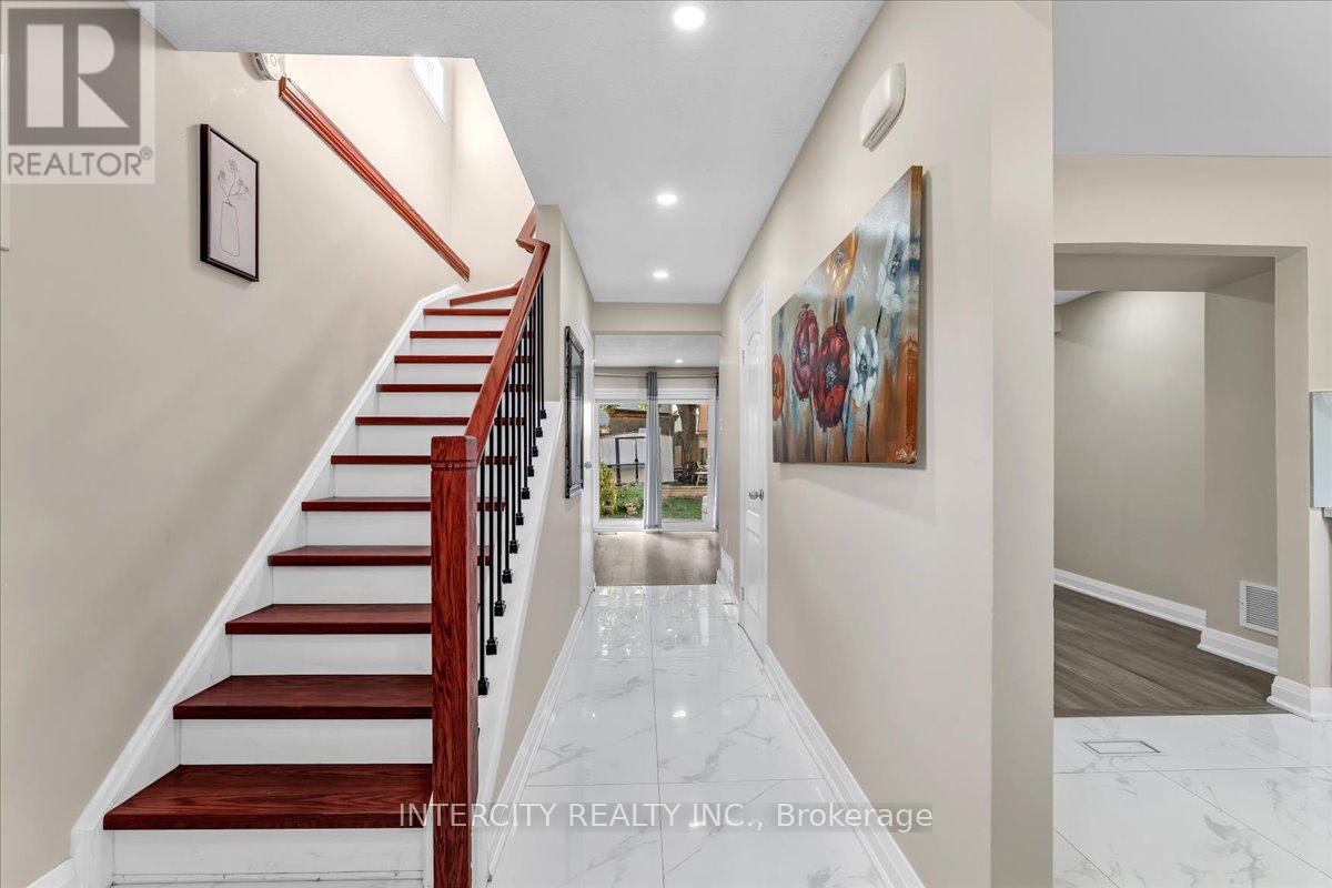 6 Hedley Court, Brampton, Ontario  L6S 2B6 - Photo 7 - W12433412