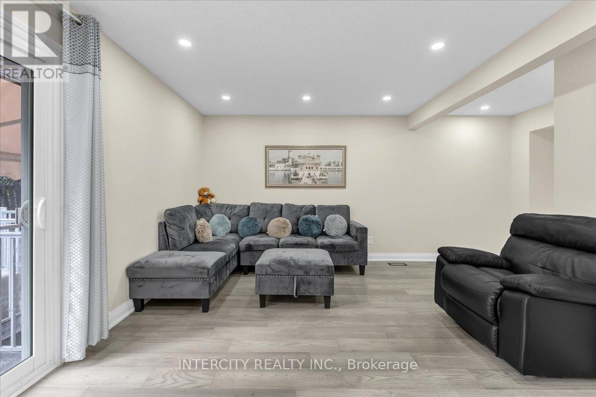 6 Hedley Court, Brampton, Ontario  L6S 2B6 - Photo 8 - W12433412