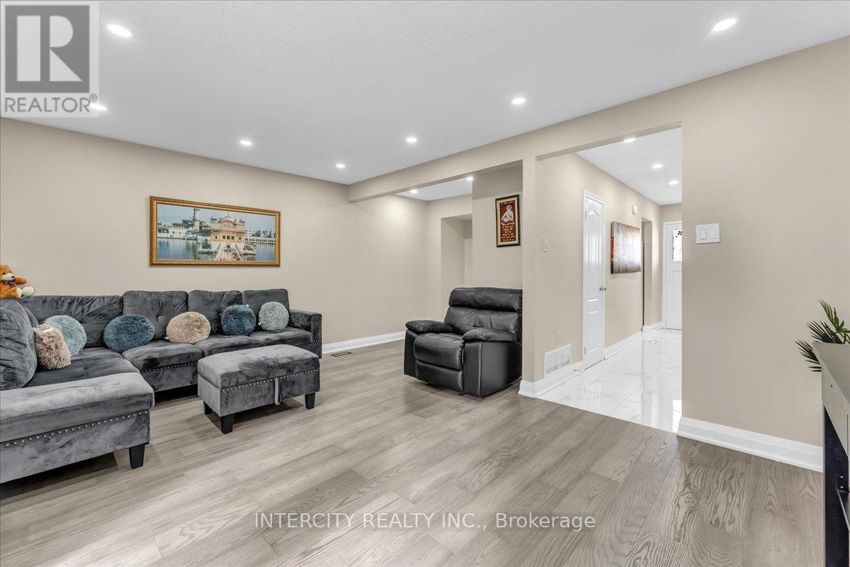 6 Hedley Court, Brampton, Ontario  L6S 2B6 - Photo 9 - W12433412