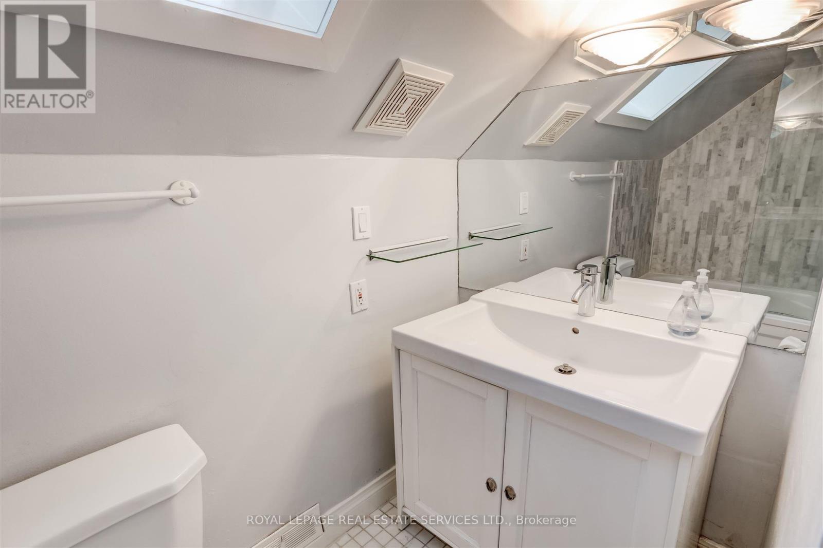 93 Medland Crescent, Toronto, Ontario  M6P 2N3 - Photo 11 - W12433415