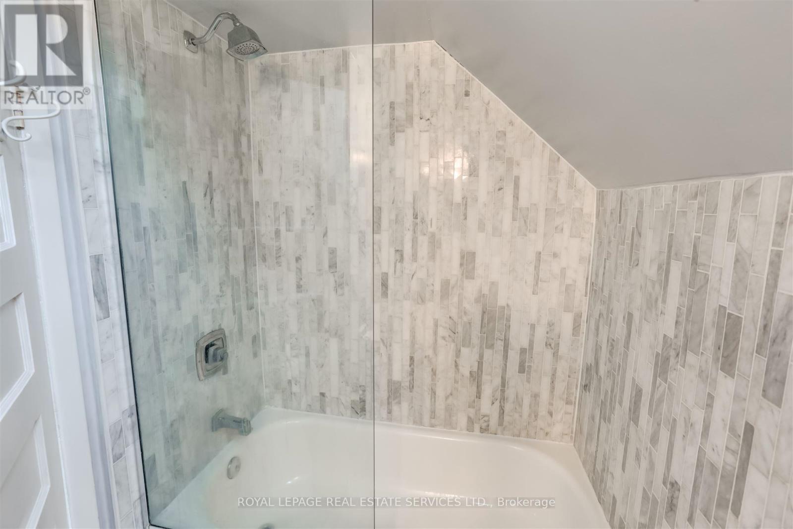 93 Medland Crescent, Toronto, Ontario  M6P 2N3 - Photo 12 - W12433415