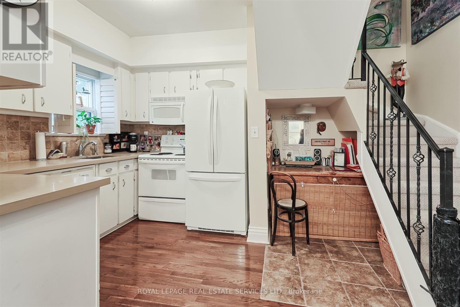 93 Medland Crescent, Toronto, Ontario  M6P 2N3 - Photo 21 - W12433415