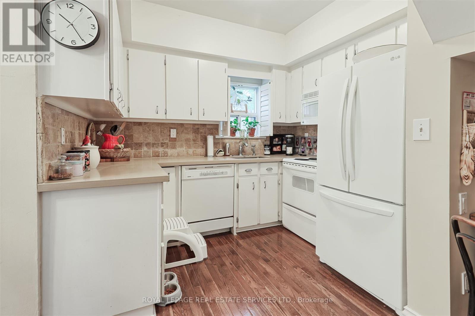 93 Medland Crescent, Toronto, Ontario  M6P 2N3 - Photo 22 - W12433415