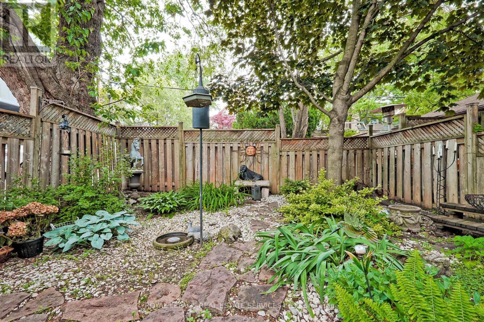 93 Medland Crescent, Toronto, Ontario  M6P 2N3 - Photo 42 - W12433415