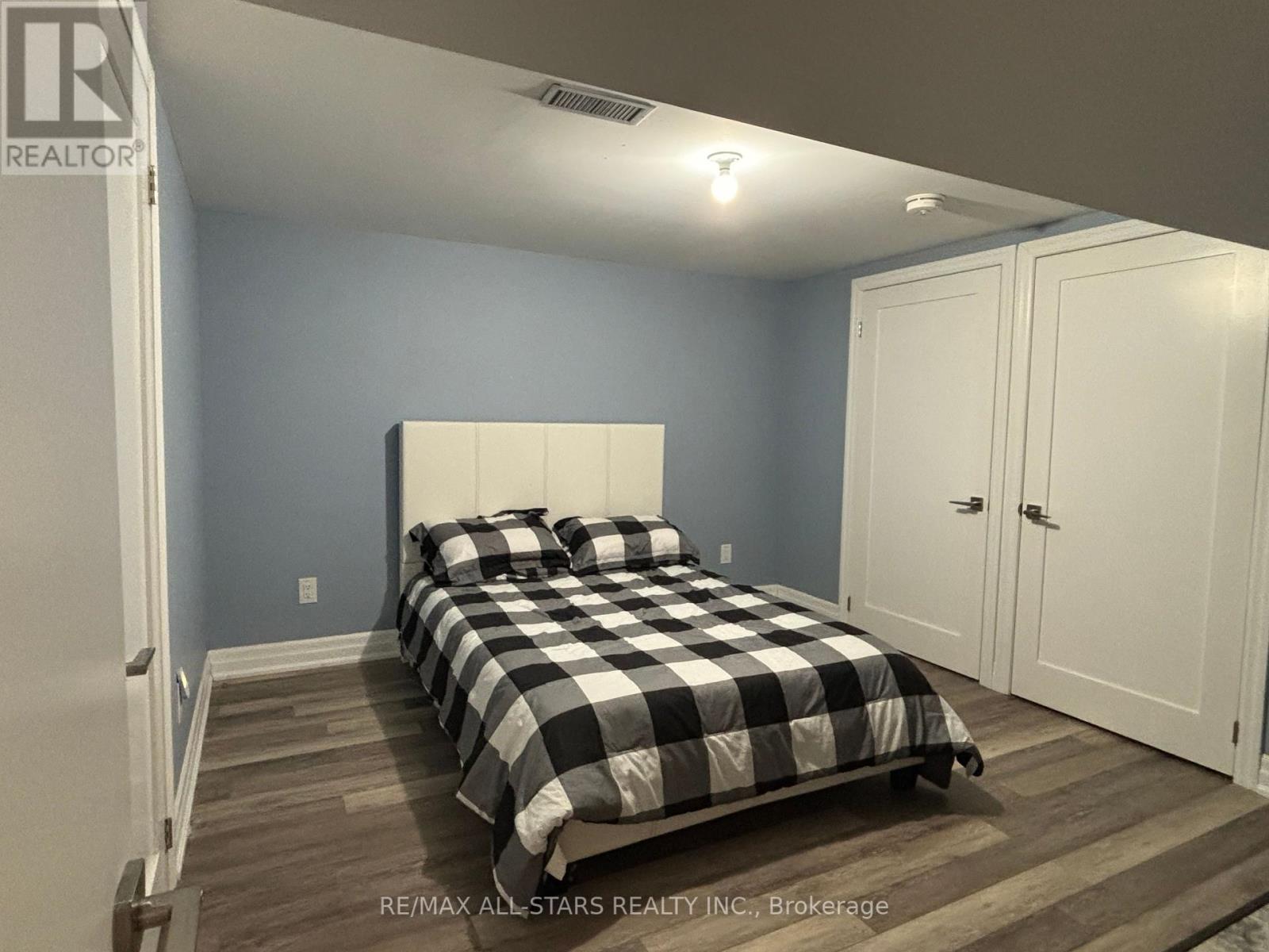 220 Pleasant Boulevard, Georgina, Ontario  L4P 2S8 - Photo 9 - N12433417