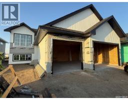 820 Woods CRESCENT