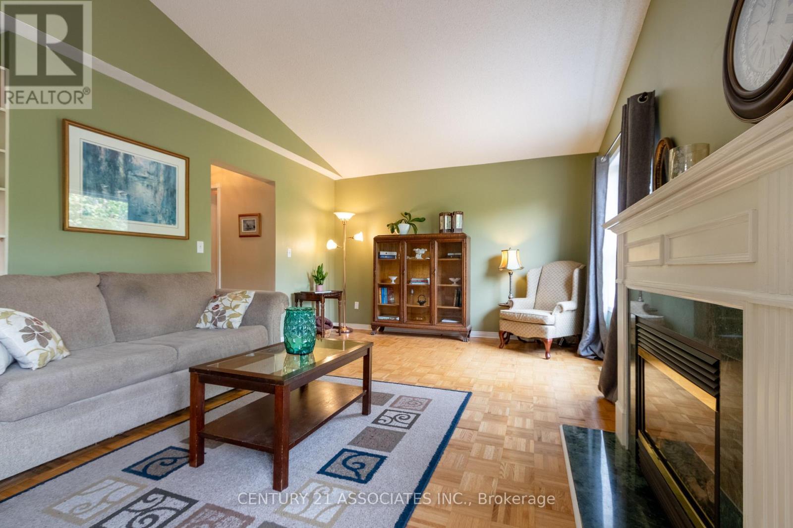 5817 Sidmouth Street, Mississauga, Ontario  L5V 2K3 - Photo 10 - W12433437