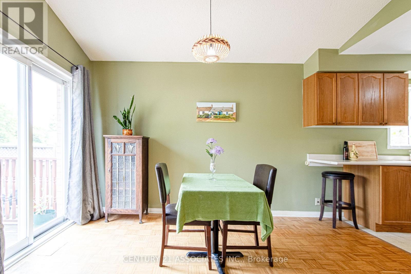 5817 Sidmouth Street, Mississauga, Ontario  L5V 2K3 - Photo 11 - W12433437