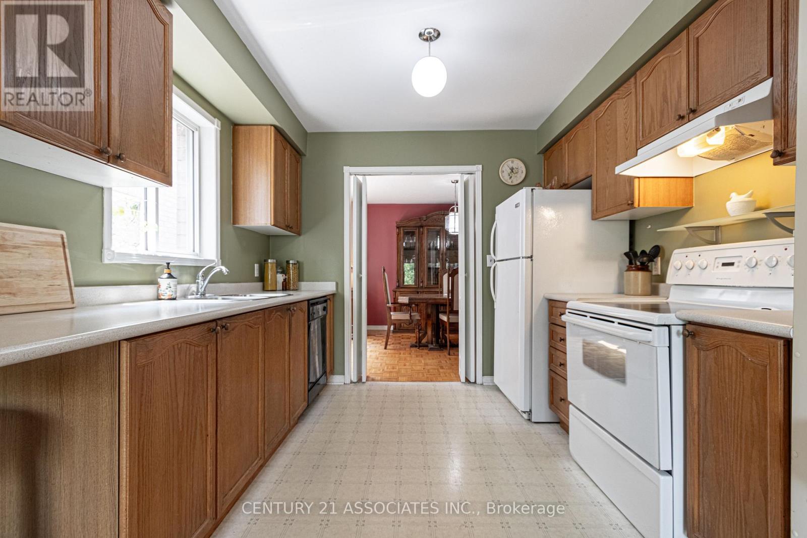 5817 Sidmouth Street, Mississauga, Ontario  L5V 2K3 - Photo 12 - W12433437