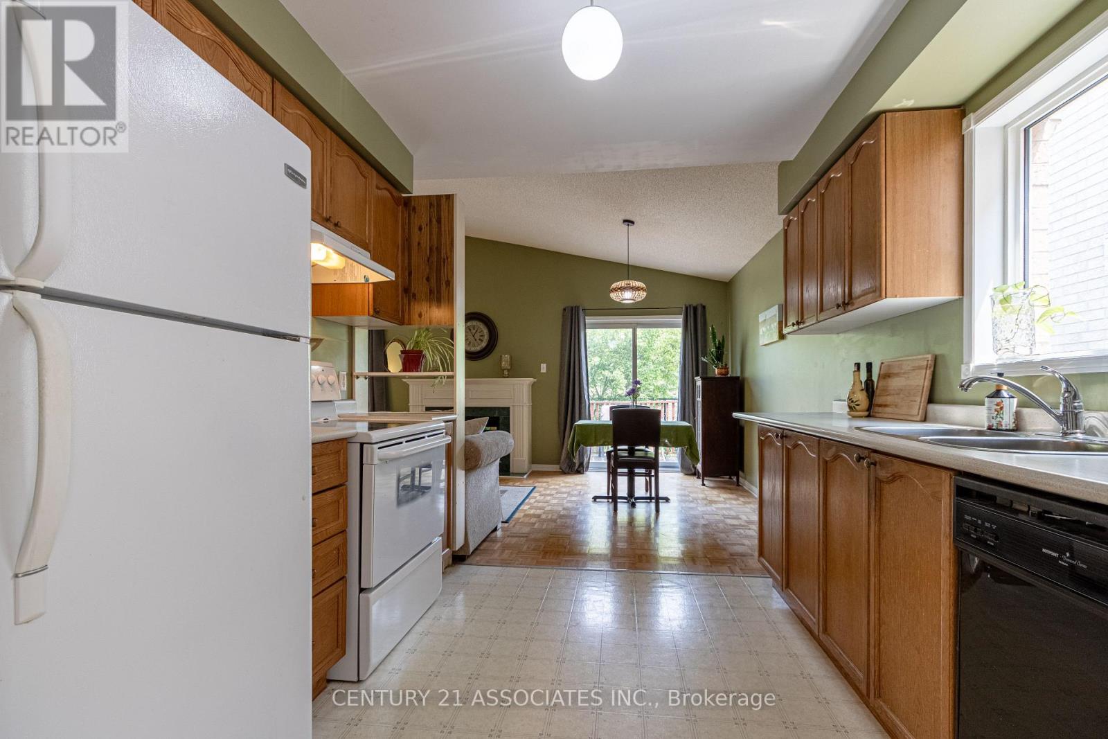 5817 Sidmouth Street, Mississauga, Ontario  L5V 2K3 - Photo 14 - W12433437