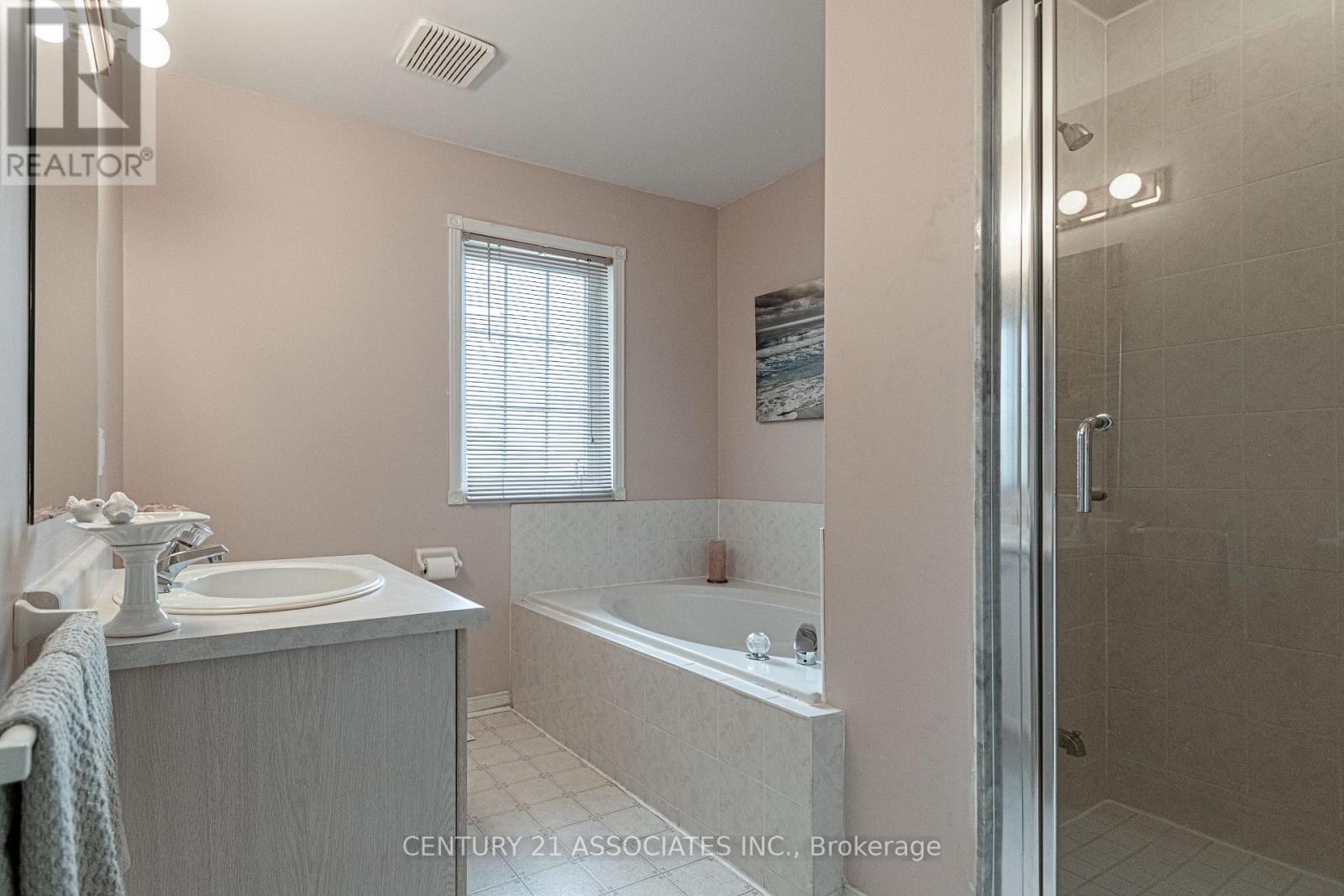 5817 Sidmouth Street, Mississauga, Ontario  L5V 2K3 - Photo 23 - W12433437