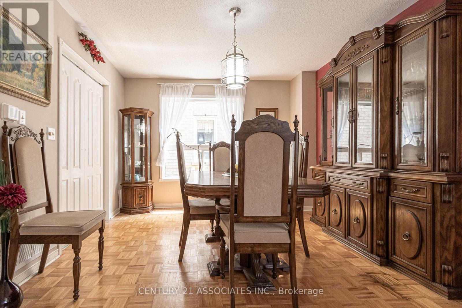 5817 Sidmouth Street, Mississauga, Ontario  L5V 2K3 - Photo 7 - W12433437