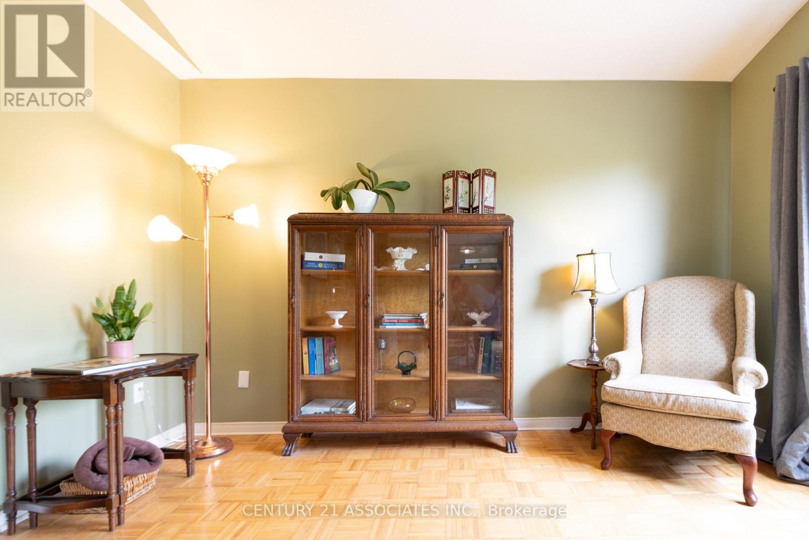 5817 Sidmouth Street, Mississauga, Ontario  L5V 2K3 - Photo 8 - W12433437