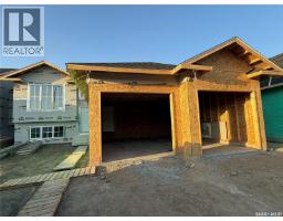 822 Woods CRESCENT
