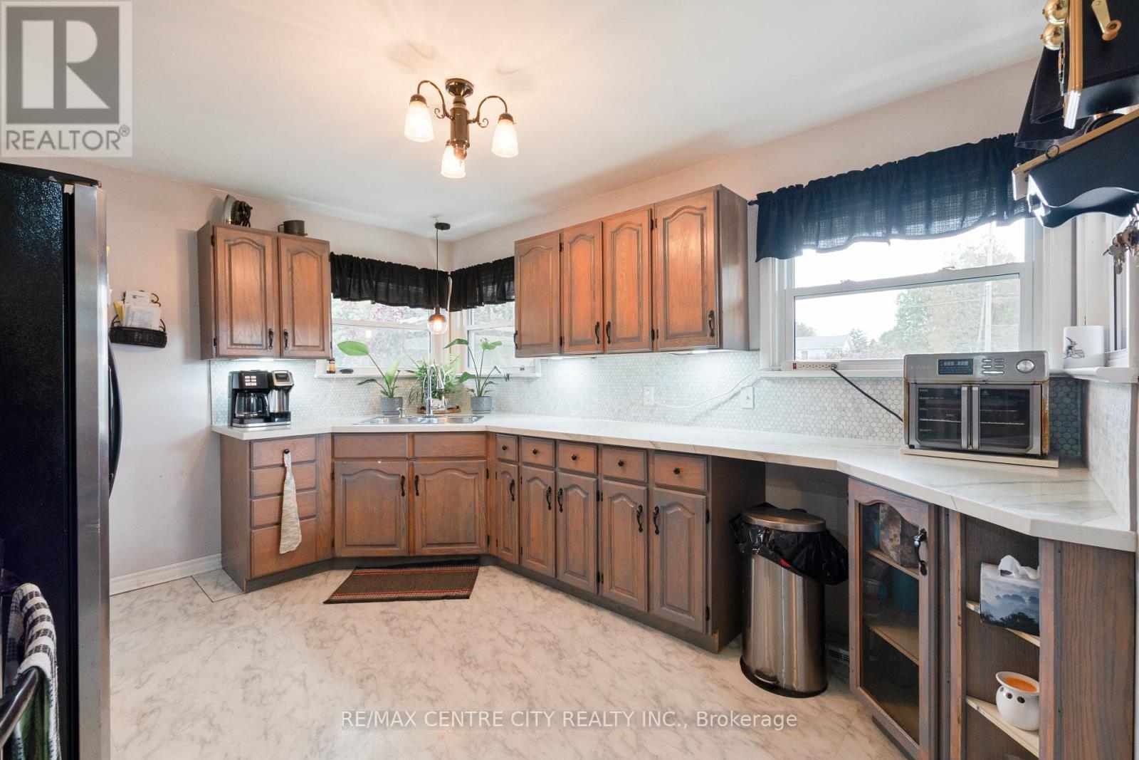 168 Fairview Avenue, St. Thomas, Ontario  N5R 4Y1 - Photo 10 - X12433483