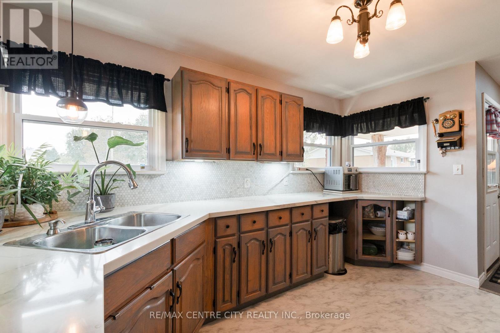 168 Fairview Avenue, St. Thomas, Ontario  N5R 4Y1 - Photo 12 - X12433483