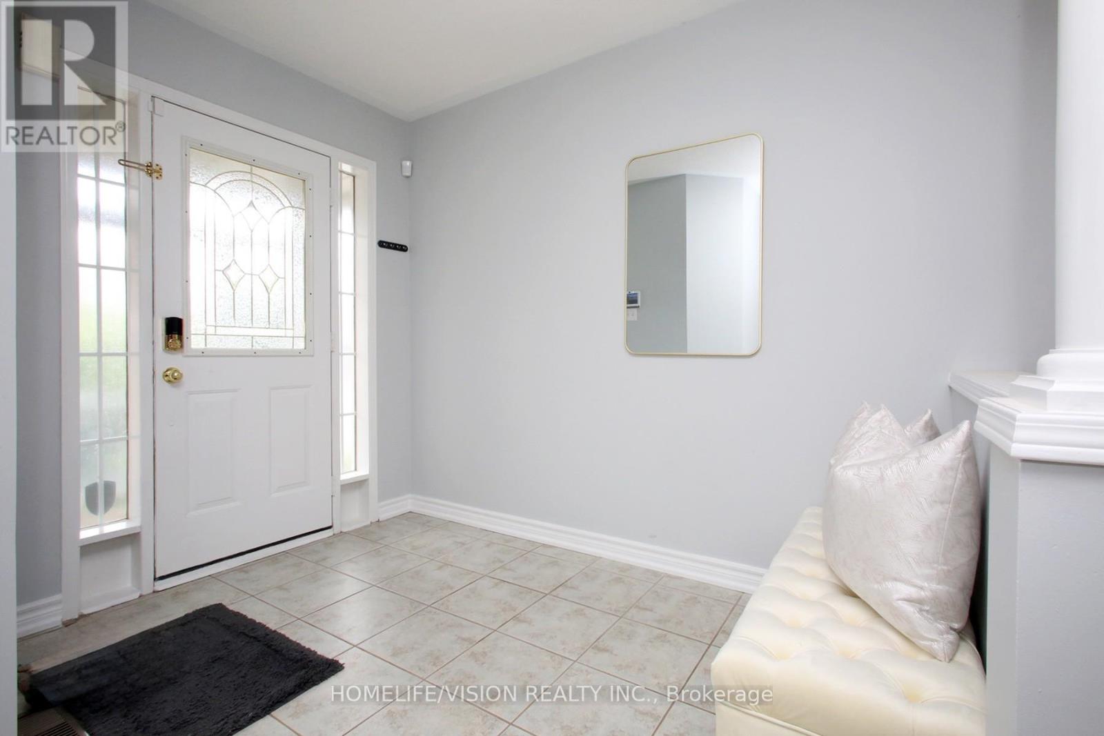3810 Foxborough Trail, Mississauga, Ontario  L5N 7W4 - Photo 4 - W12433470