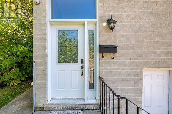 95 Greenbriar Road, Brampton, Ontario  L6S 2A4 - Photo 4 - W12433476