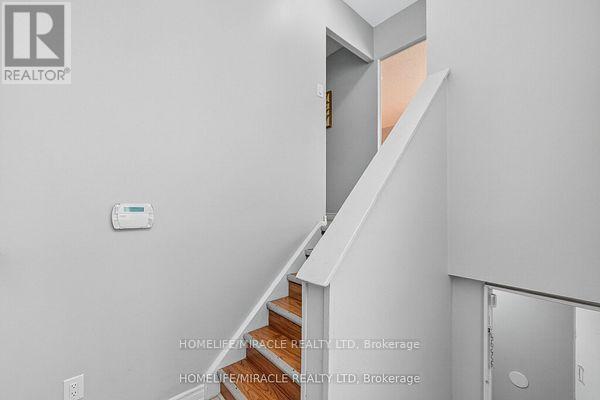 95 Greenbriar Road, Brampton, Ontario  L6S 2A4 - Photo 5 - W12433476