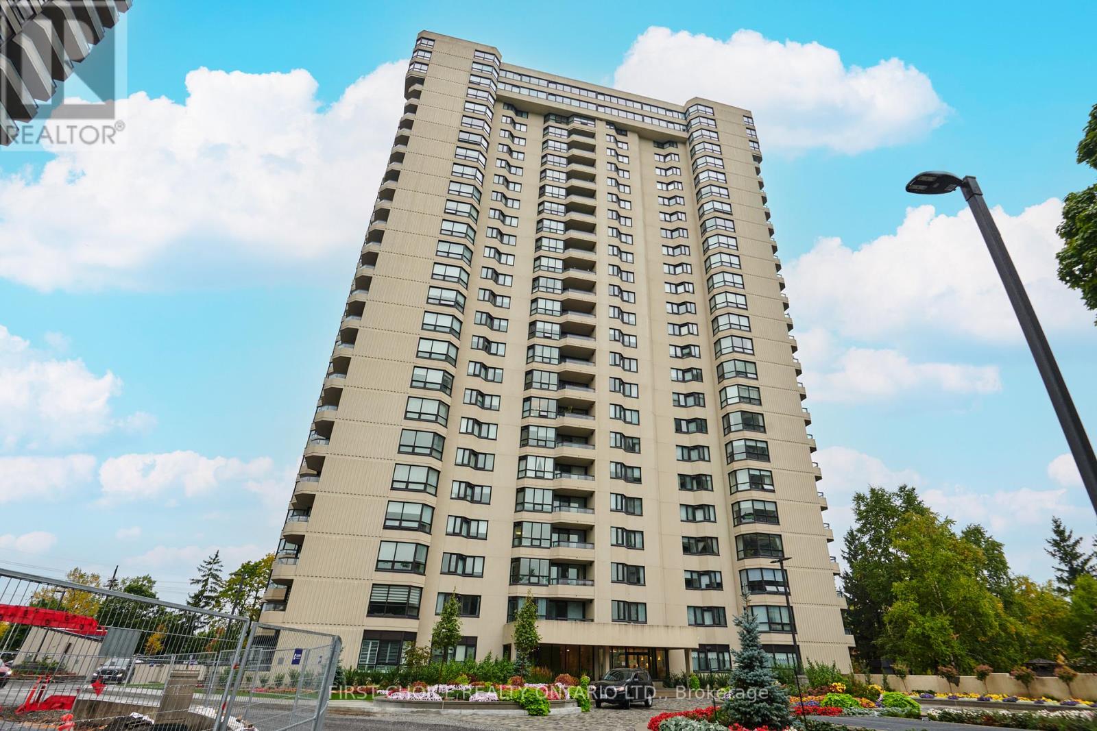 303 - 1500 Riverside Drive, Ottawa, Ontario  K1G 4J4 - Photo 1 - X12433495