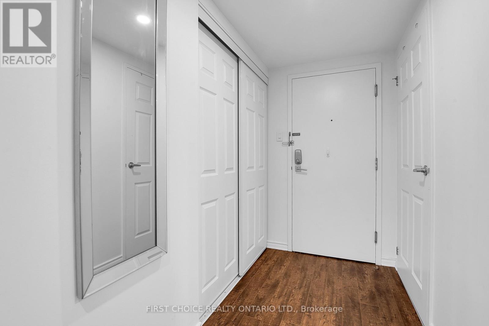 303 - 1500 Riverside Drive, Ottawa, Ontario  K1G 4J4 - Photo 5 - X12433495