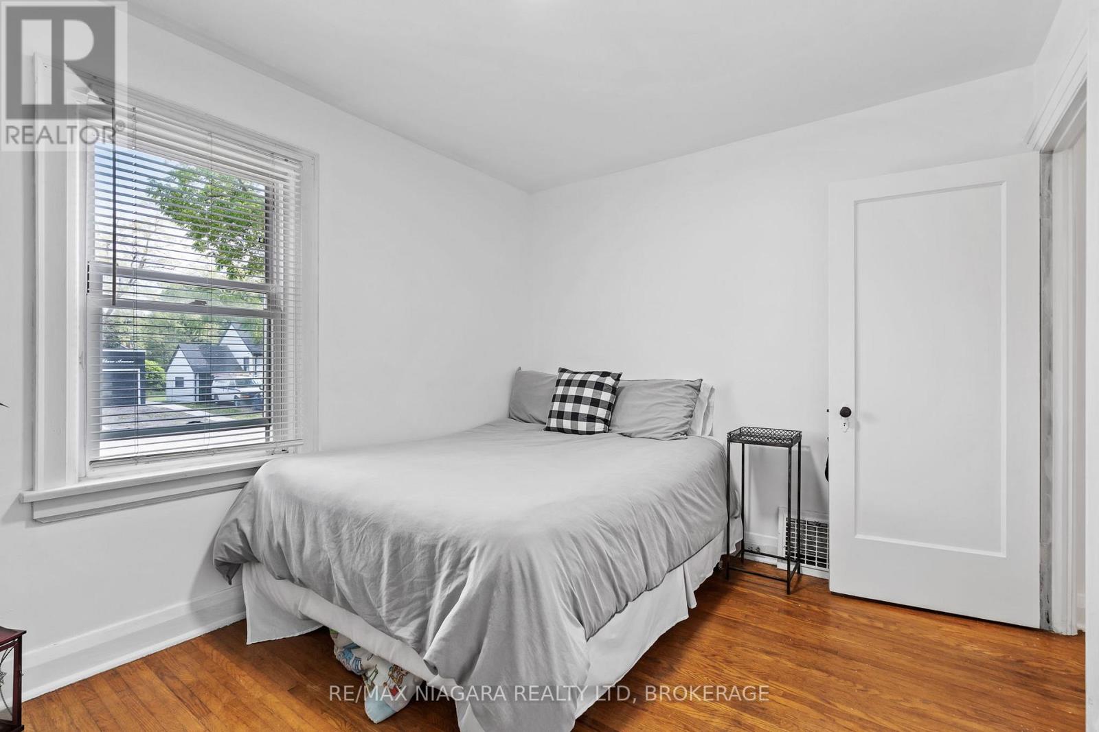 94 Clare Avenue, Port Colborne (Sugarloaf), Ontario  L3K 5H4 - Photo 12 - X12433492