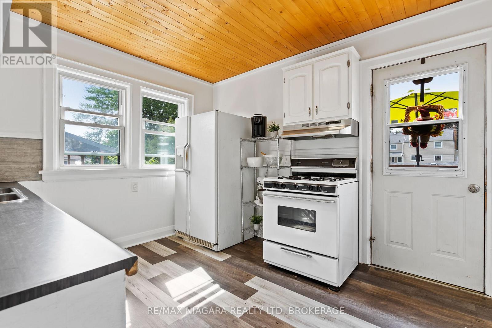 94 Clare Avenue, Port Colborne (Sugarloaf), Ontario  L3K 5H4 - Photo 8 - X12433492