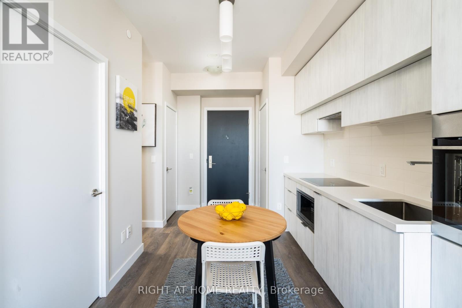 5703 - 8 Eglinton Avenue E, Toronto, Ontario  M4P 0C1 - Photo 4 - C12433516