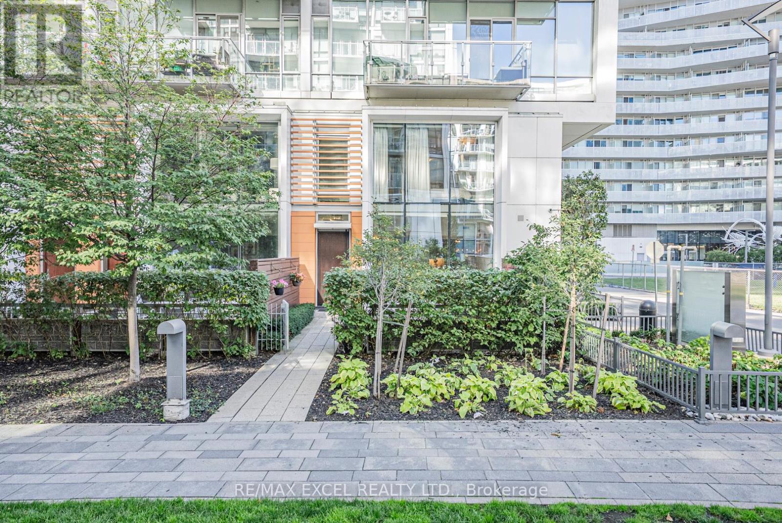 Th127 - 29 Queens Quay E, Toronto, Ontario  M5E 0A4 - Photo 4 - C12430466