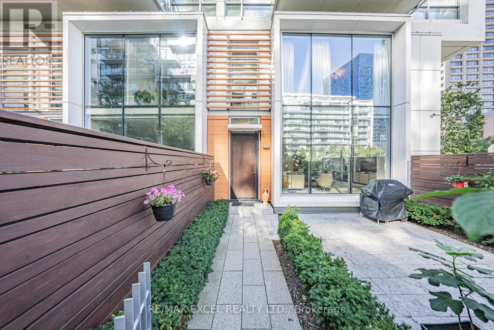 Th127 - 29 Queens Quay E, Toronto, Ontario  M5E 0A4 - Photo 5 - C12430466