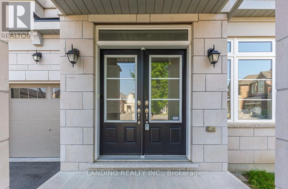 39 Bolsby Court, Aurora, Ontario  L4G 7C4 - Photo 2 - N12433507