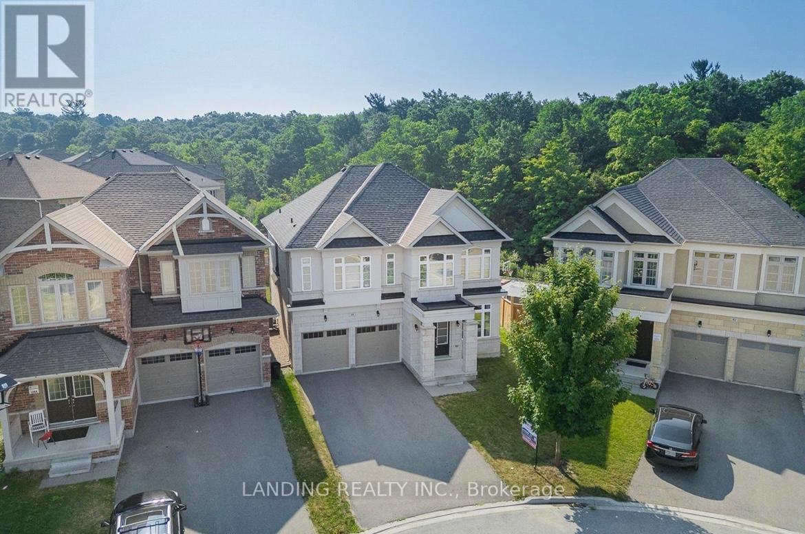 39 Bolsby Court, Aurora, Ontario  L4G 7C4 - Photo 4 - N12433507
