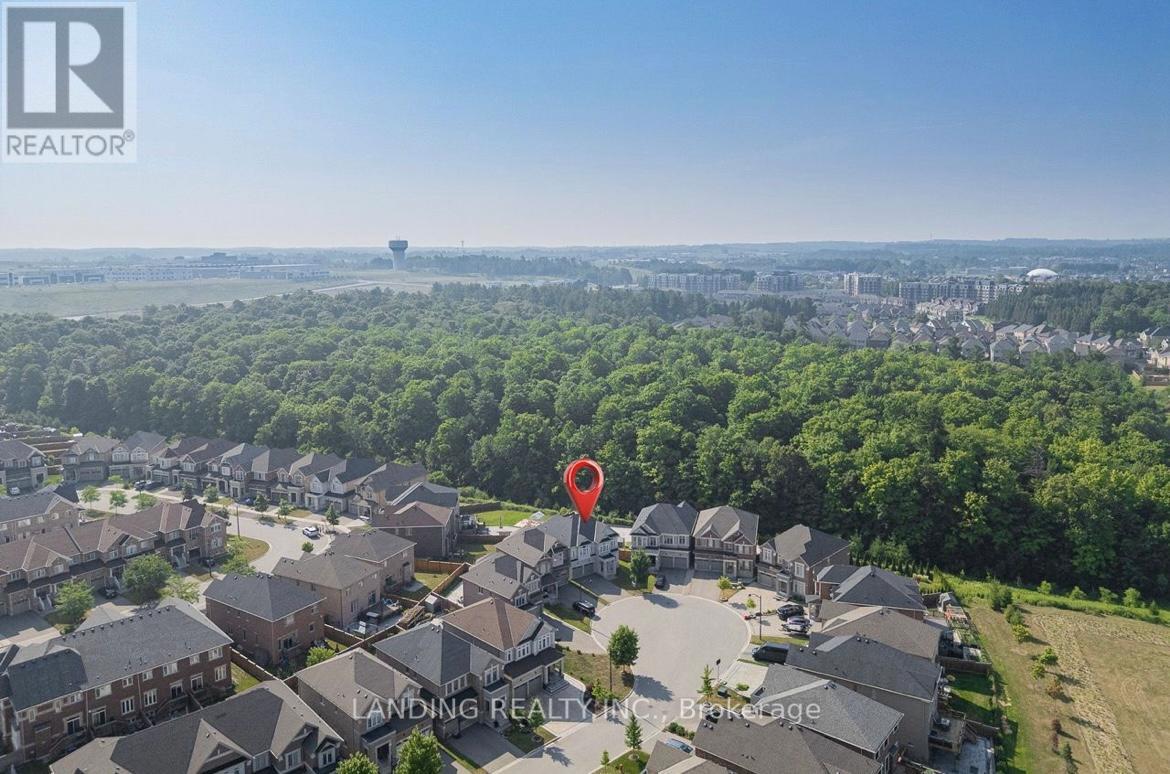 39 Bolsby Court, Aurora, Ontario  L4G 7C4 - Photo 5 - N12433507