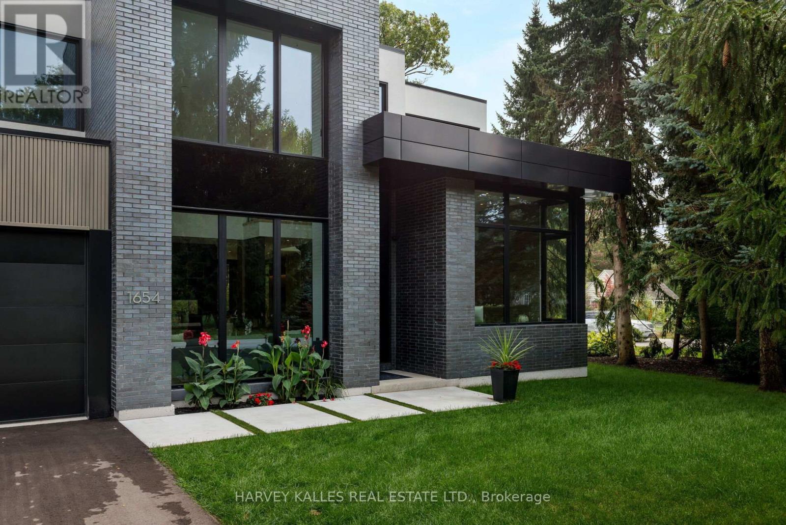 1654 Birchwood Drive, Mississauga, Ontario  L5J 1T6 - Photo 3 - W12433505