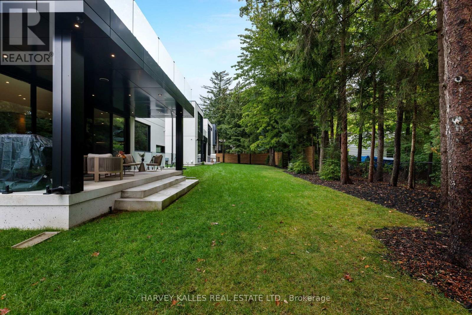 1654 Birchwood Drive, Mississauga, Ontario  L5J 1T6 - Photo 6 - W12433505