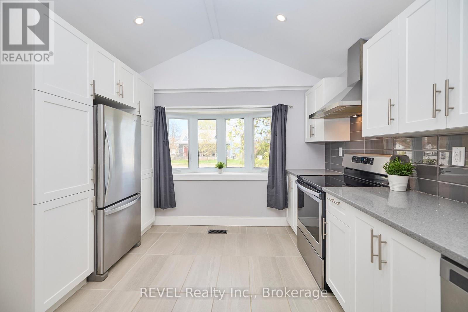 186 Wellington Street, Port Colborne, Ontario  L3K 2K2 - Photo 13 - X12433556