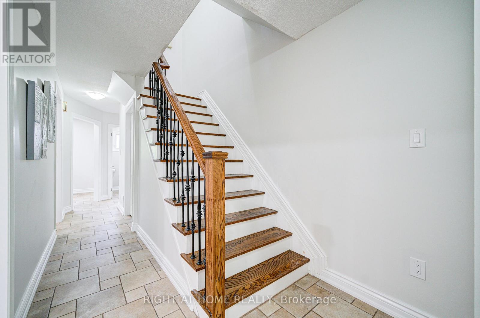 2674 Constable Road, Mississauga, Ontario  L5J 1W4 - Photo 3 - W12433543