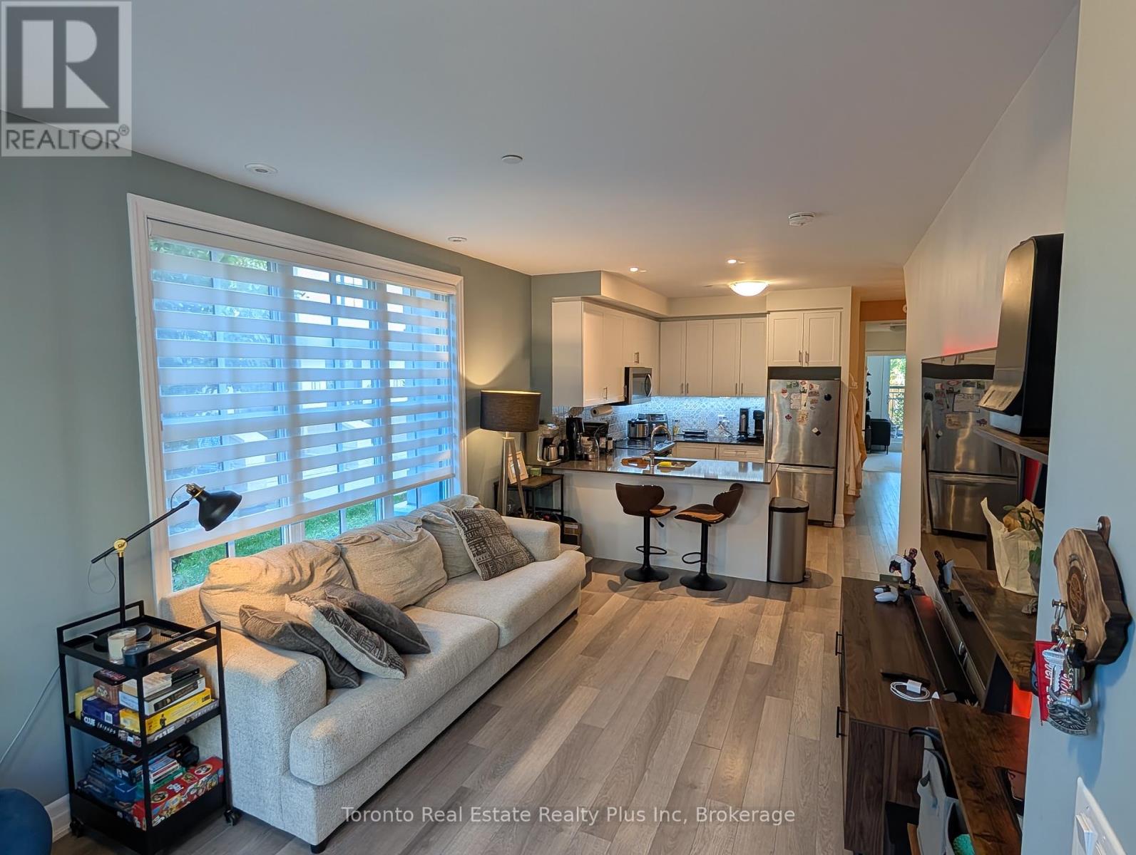 702 - 665 Cricklewood Drive, Mississauga, Ontario  L5G 0B9 - Photo 4 - W12433564