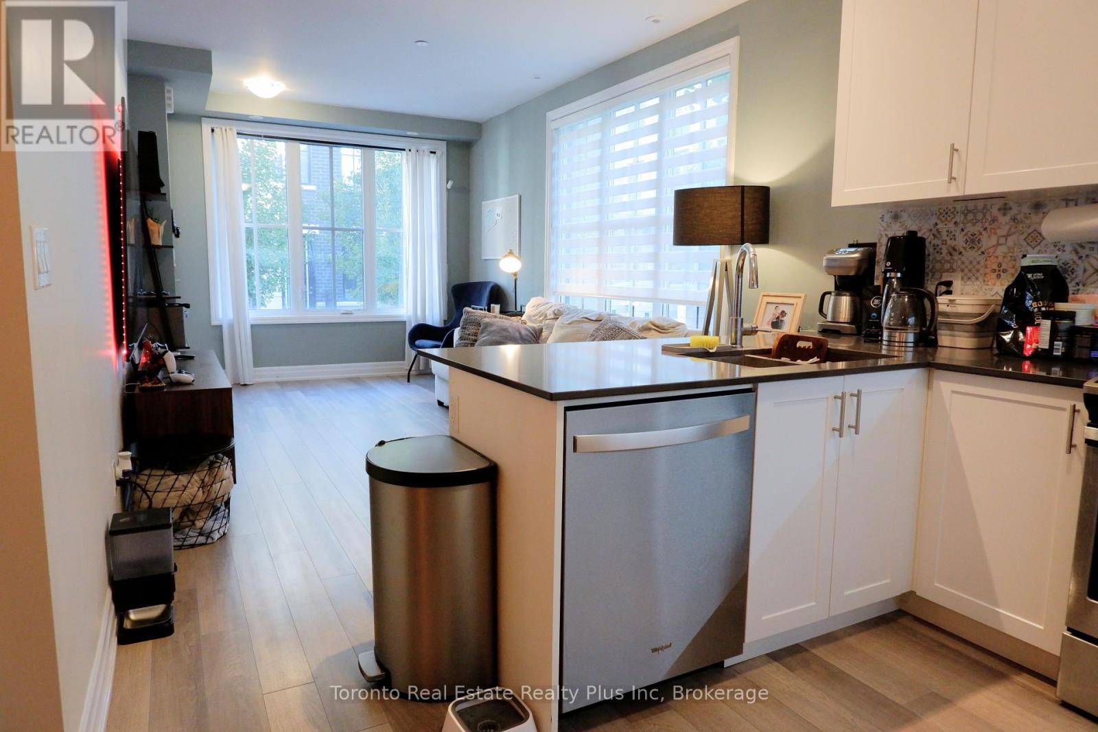 702 - 665 Cricklewood Drive, Mississauga, Ontario  L5G 0B9 - Photo 6 - W12433564