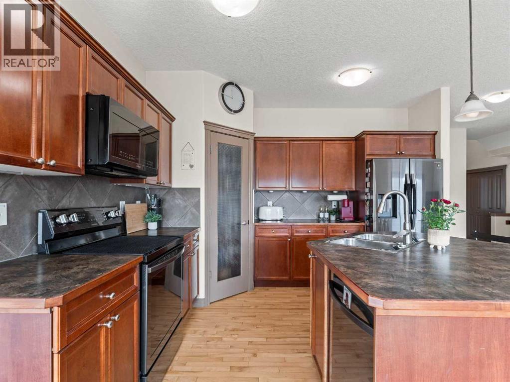 95 Crystal Shores Road, Okotoks, Alberta  T1S 2H9 - Photo 11 - A2244699
