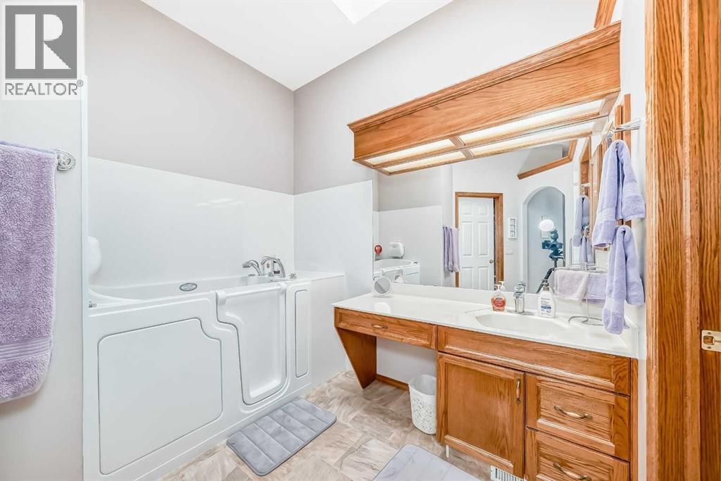 11 Hamptons Bay Nw, Calgary, Alberta  T3A 5R6 - Photo 13 - A2237172